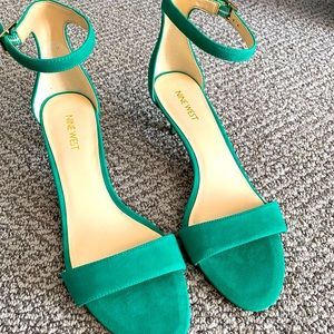 Nine West Leisa green suede sandals brand new